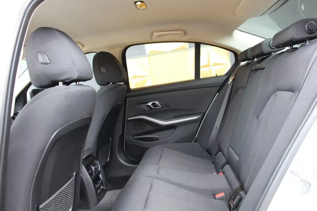 BMW 330 2019 - 26800 EUR, 38754 km - AUTO.MOTO.pt - 38754km - foto 6 de 9