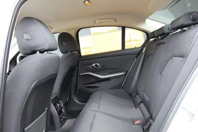BMW 330 2019 - 26800 EUR, 38754 km - AUTO.MOTO.pt - 38754km - foto 6 de 9