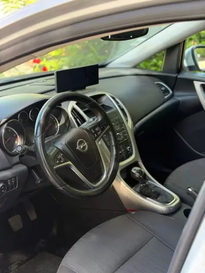 Opel Astra 2010 - 7900 EUR, 170584 km - AUTO.MOTO.pt - 170584km - foto 8 de 9