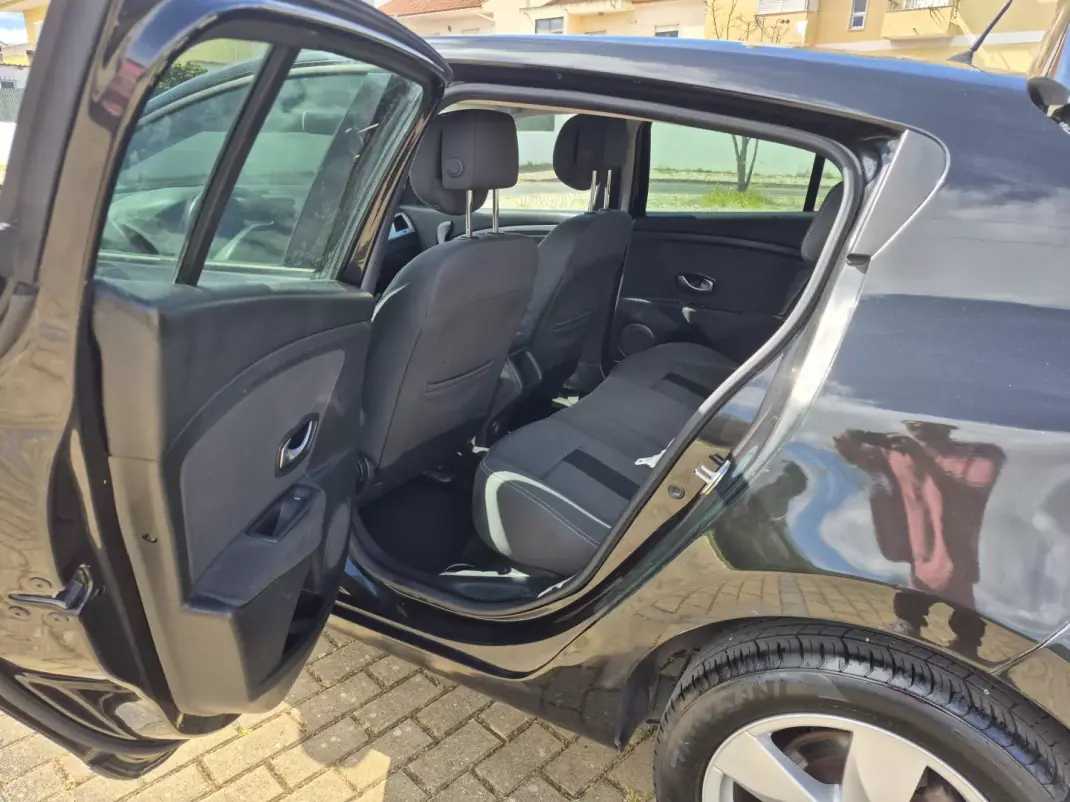 Renault Mégane 2010 - 5250 EUR, 255154 km - AUTO.MOTO.pt - 255154km - foto 11 de 23