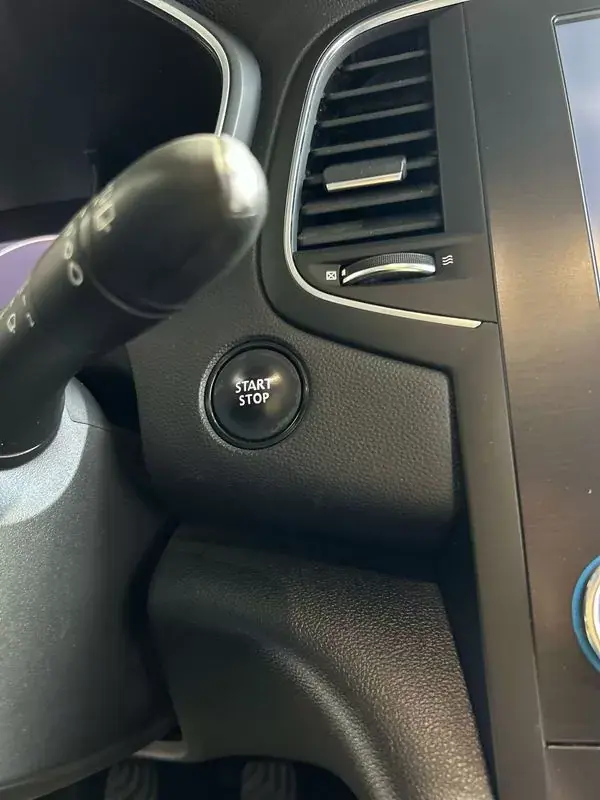 Renault Mégane 2019 - 14250 EUR, 135000 km - AUTO.MOTO.pt - 135000km - foto 20 de 36