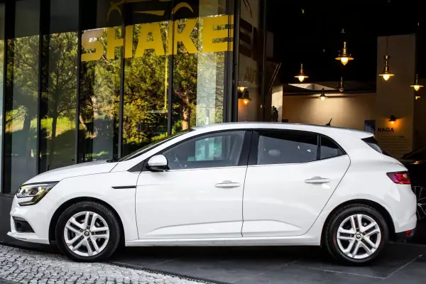 Renault Mégane 2019 - 9870 EUR, 301536 km - AUTO.MOTO.pt - 301536km - foto 2 de 38