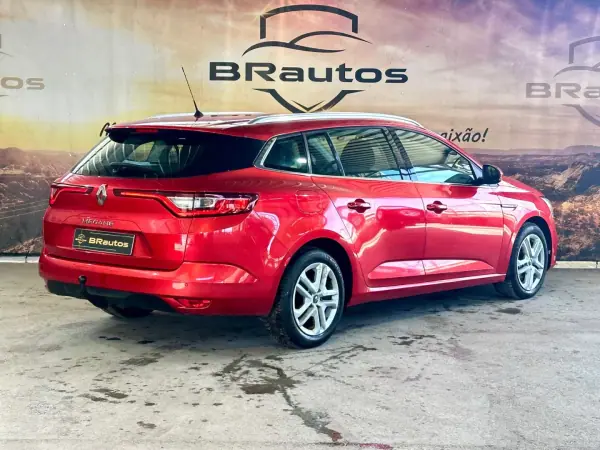 Renault Mégane Sport Tourer 2018 - 13900 EUR, 110134 km - AUTO.MOTO.pt - 110134km - foto 6 de 27