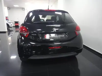Peugeot 208 2018 - 8900 EUR, 82000 km - AUTO.MOTO.pt - 82000km - foto 5 de 23