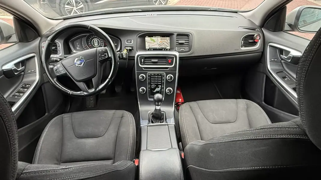 Volvo V60 2015 - 9990 EUR, 265000 km - 265000km - foto 18 de 25