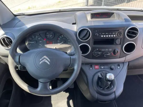 Citroën Berlingo 2017 - 9900 EUR, 312000 km - AUTO.MOTO.pt - 312000km - foto 13 de 14