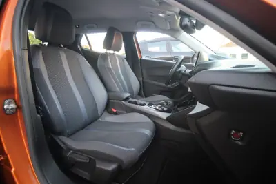 Peugeot e-2008 2020 - 19450 EUR, 54000 km - AUTO.MOTO.pt - 54000km - foto 28 de 41