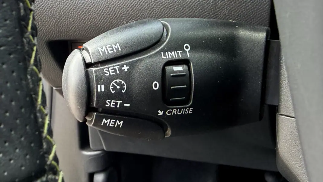 Peugeot 2008 2021 - 17990 EUR, 90903 km - AUTO.MOTO.pt - 90903km - foto 37 de 47