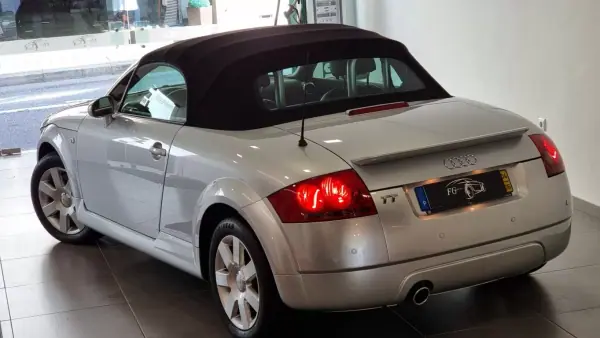 Audi TT Roadster 2004 - 17990 EUR, 63500 km - AUTO.MOTO.pt - 63500km - foto 4 de 24