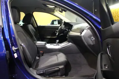 BMW 330e 2019 - 23900 EUR, 106000 km - AUTO.MOTO.pt - 106000km - foto 15 de 25