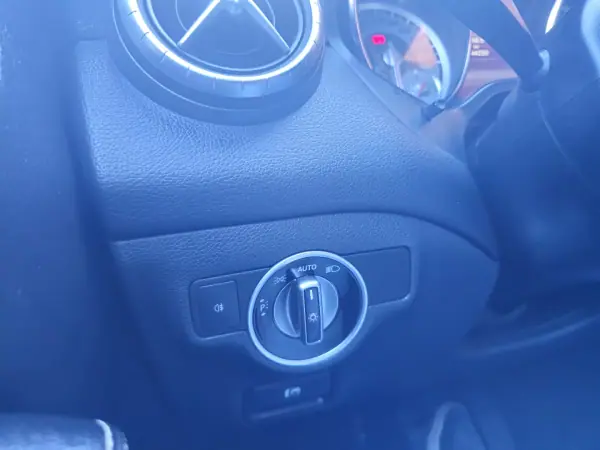 Mercedes-Benz CLA 180 2015 - 15750 EUR, 144250 km - AUTO.MOTO.pt - 144250km - foto 14 de 14