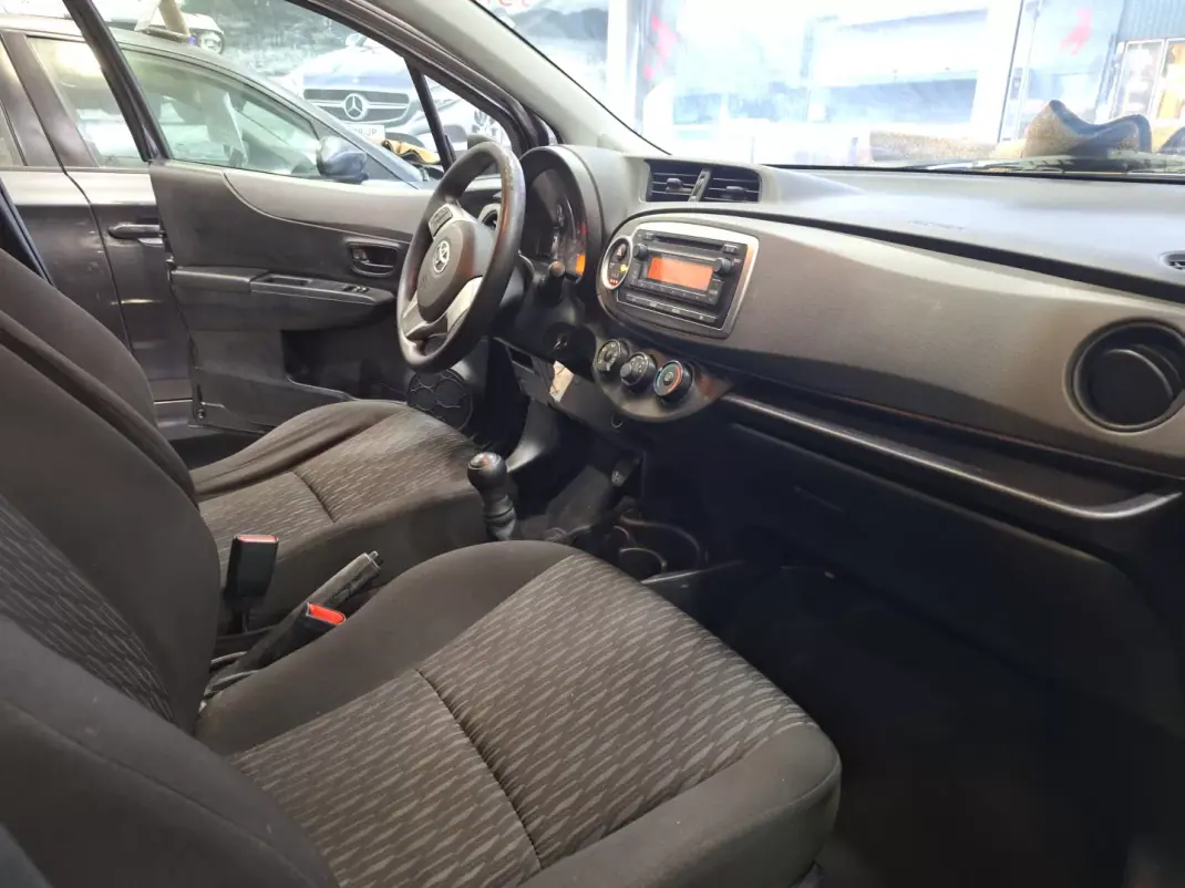Toyota Yaris 2012 - 7900 EUR, 160000 km - AUTO.MOTO.pt - 160000km - foto 11 de 16