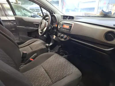 Toyota Yaris 2012 - 7900 EUR, 160000 km - AUTO.MOTO.pt - 160000km - foto 11 de 16
