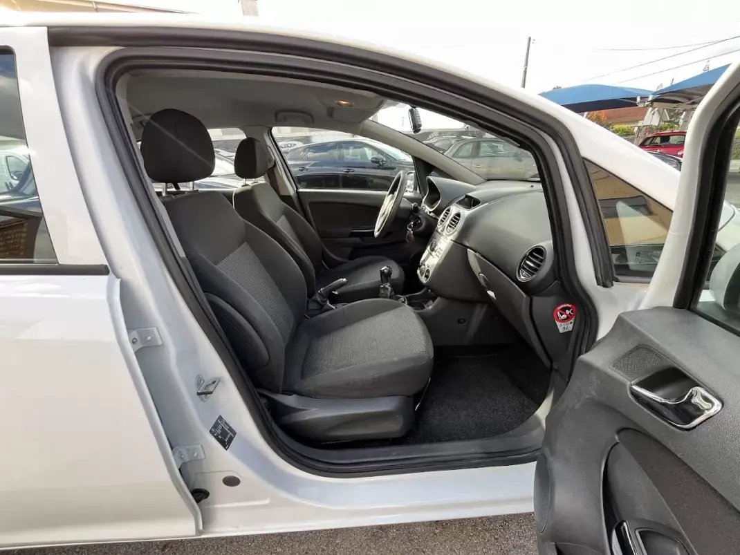 Opel Corsa 2011 - 6450 EUR, 117000 km - AUTO.MOTO.pt - 117000km - foto 26 de 50