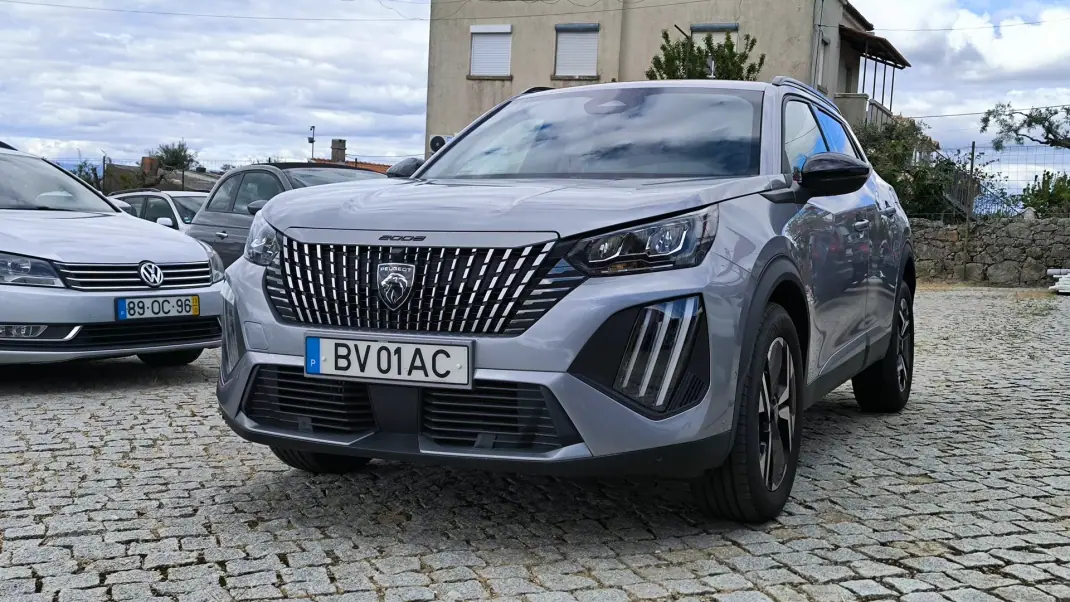 Peugeot 2008 2025 - 21450 EUR, 7193 km - AUTO.MOTO.pt - 7193km - foto 1 de 9