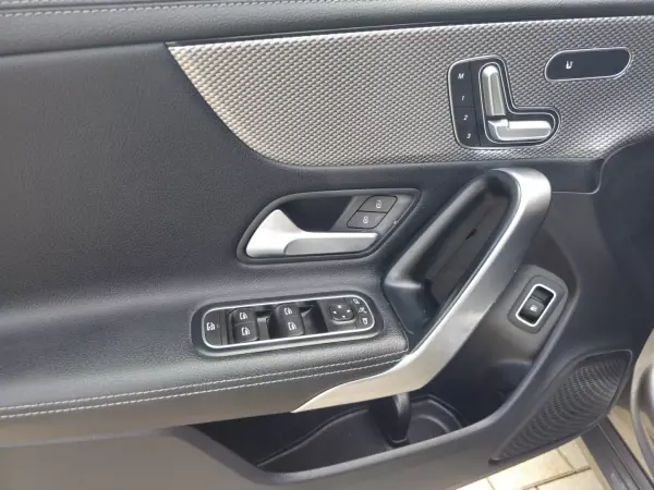 Mercedes-Benz CLA 250 2021 - 24750 EUR, 115518 km - 115518km - foto 10 de 17