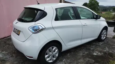 Renault Zoe 2019 - 12500 EUR, 70000 km - AUTO.MOTO.pt - 70000km - foto 5 de 28