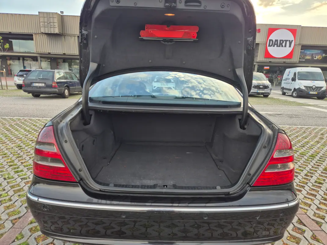 Mercedes-Benz E 220 2003 - 4900 EUR, 490000 km - AUTO.MOTO.pt - 490000km - foto 5 de 16