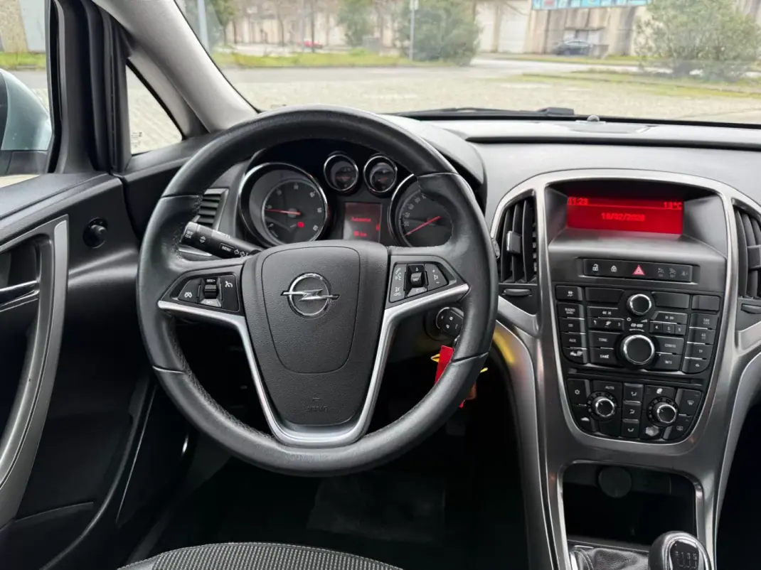 Opel Astra Sports Tourer 2011 - 7490 EUR, 175851 km - AUTO.MOTO.pt - 175851km - foto 11 de 21