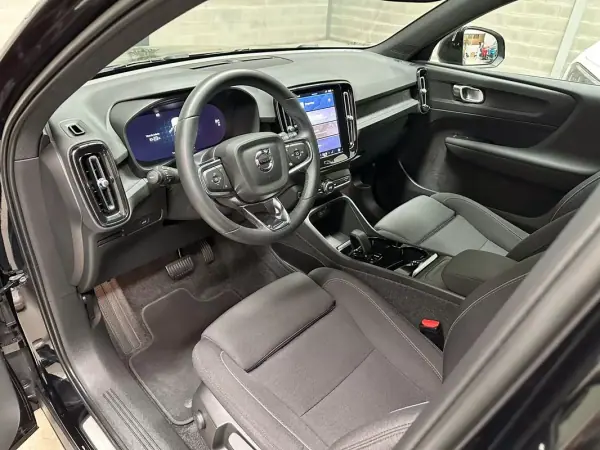 Volvo XC 40 2023 - 29950 EUR, 49881 km - AUTO.MOTO.pt - 49881km - foto 9 de 48