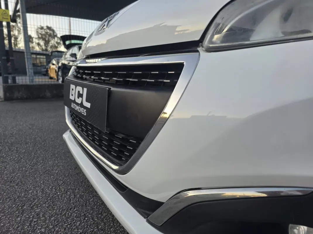 Peugeot 208 2016 - 13990 EUR, 163000 km - AUTO.MOTO.pt - 163000km - foto 11 de 31