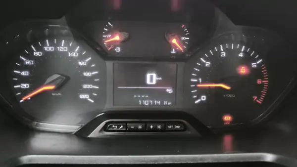 Peugeot Partner 2020 - 14490 EUR, 110714 km - AUTO.MOTO.pt - 110714km - foto 8 de 10