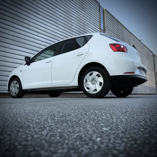 SEAT Ibiza 2011 - 5900 EUR, 204000 km - AUTO.MOTO.pt - 204000km - foto 8 de 20