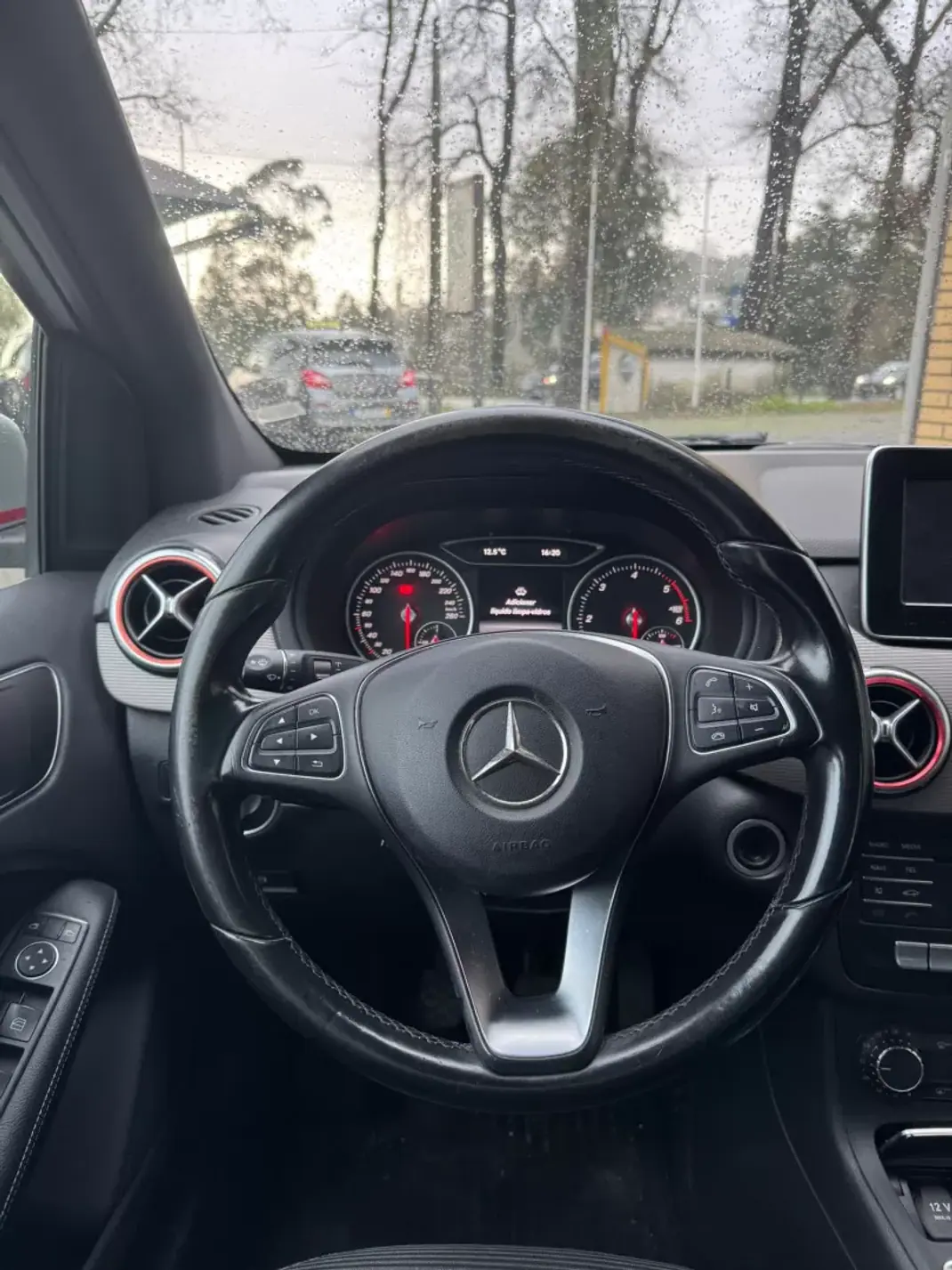 Mercedes-Benz B 180 2015 - 13500 EUR, 189400 km - AUTO.MOTO.pt - 189400km - foto 14 de 16