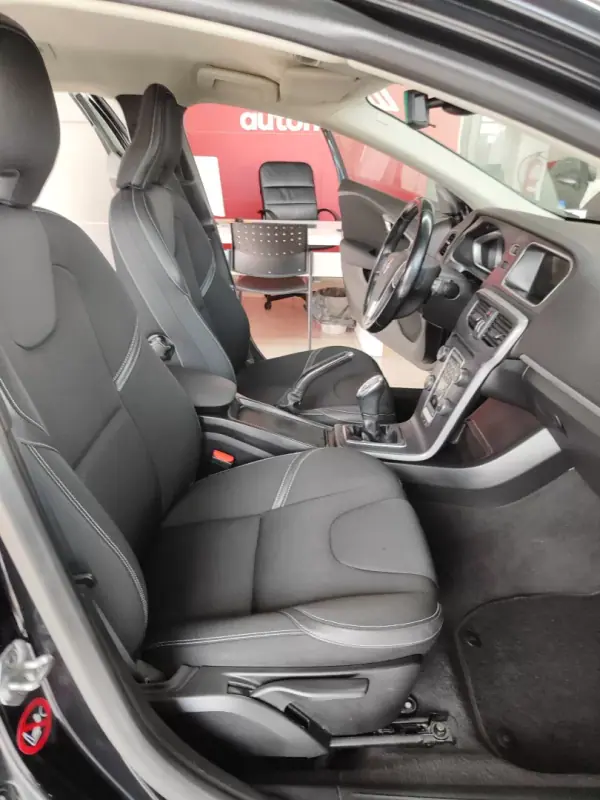 Volvo V40 Cross Country 2014 - 8150 EUR, 211000 km - AUTO.MOTO.pt - 211000km - foto 18 de 35