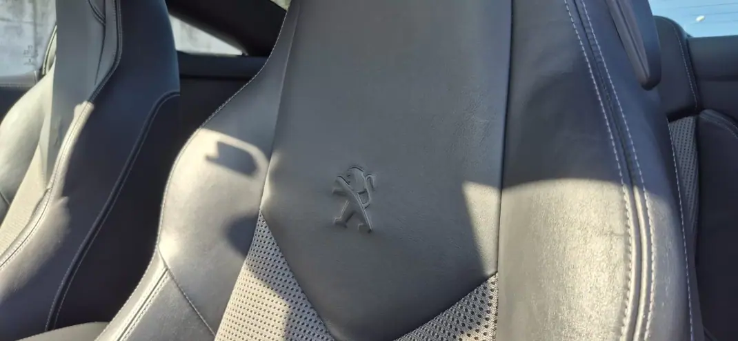 Peugeot RCZ 2014 - 15750 EUR, 213000 km - AUTO.MOTO.pt - 213000km - foto 11 de 31