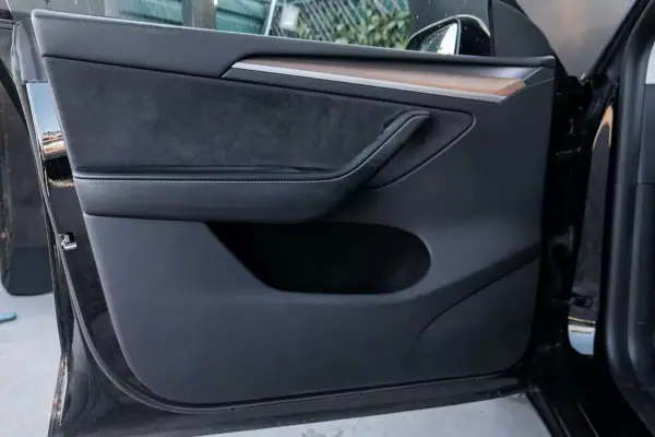 Tesla Model Y 2023 - 36990 EUR, 86000 km - AUTO.MOTO.pt - 86000km - foto 11 de 33
