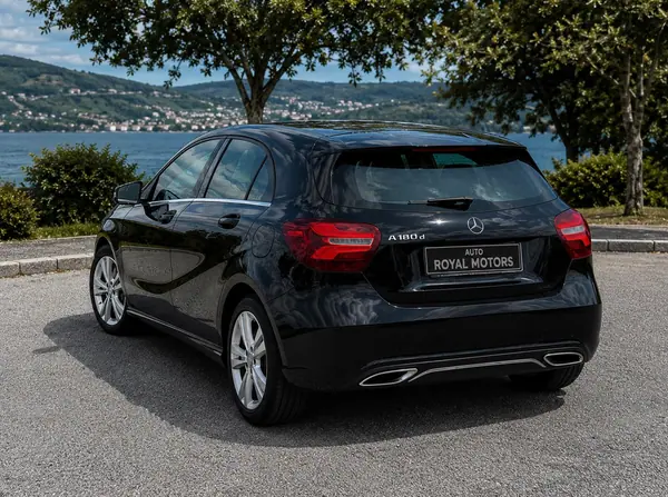 Mercedes-Benz A 180 2016 - 16750 EUR, 160000 km - AUTO.MOTO.pt - 160000km - foto 4 de 9