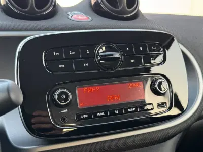 Smart ForTwo Coupé 2019 - 12750 EUR, 70000 km - AUTO.MOTO.pt - 70000km - foto 23 de 27