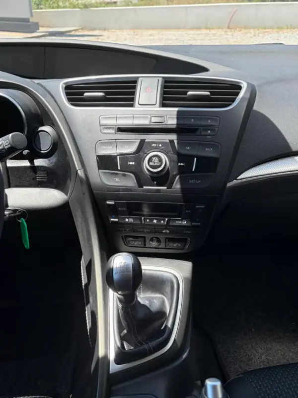 Honda Civic Tourer 2015 - 12900 EUR, 125000 km - AUTO.MOTO.pt - 125000km - foto 14 de 19
