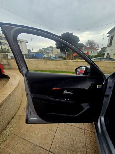 Peugeot e-208 2020 - 15750 EUR, 56000 km - AUTO.MOTO.pt - 56000km - foto 11 de 41