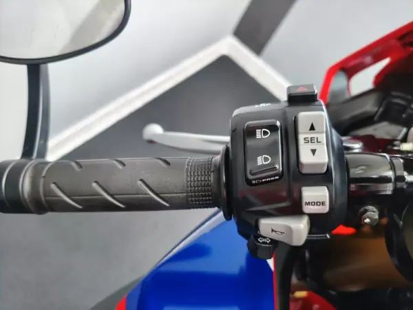 Honda CBR 1000RR 2017 - 15250 EUR, 17000 km - AUTO.MOTO.pt - 17000km - foto 13 de 32