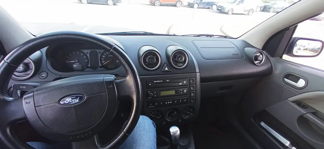 Ford Fiesta 2002 - 2000 EUR, 200 km - AUTO.MOTO.pt - 200km - foto 8 de 9