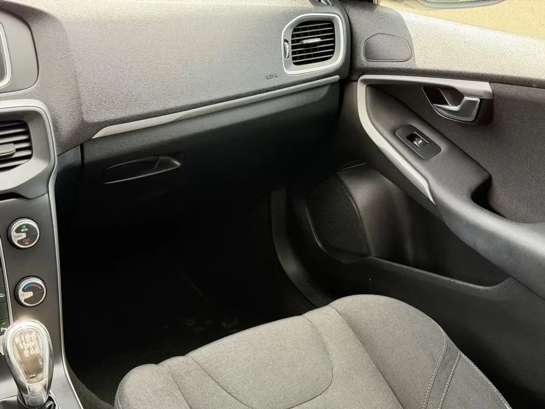 Volvo V40 2014 - 10500 EUR, 169600 km - AUTO.MOTO.pt - 169600km - foto 28 de 32