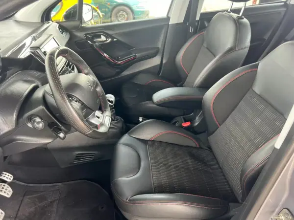 Peugeot 208 2018 - 13500 EUR, 41987 km - AUTO.MOTO.pt - 41987km - foto 11 de 18