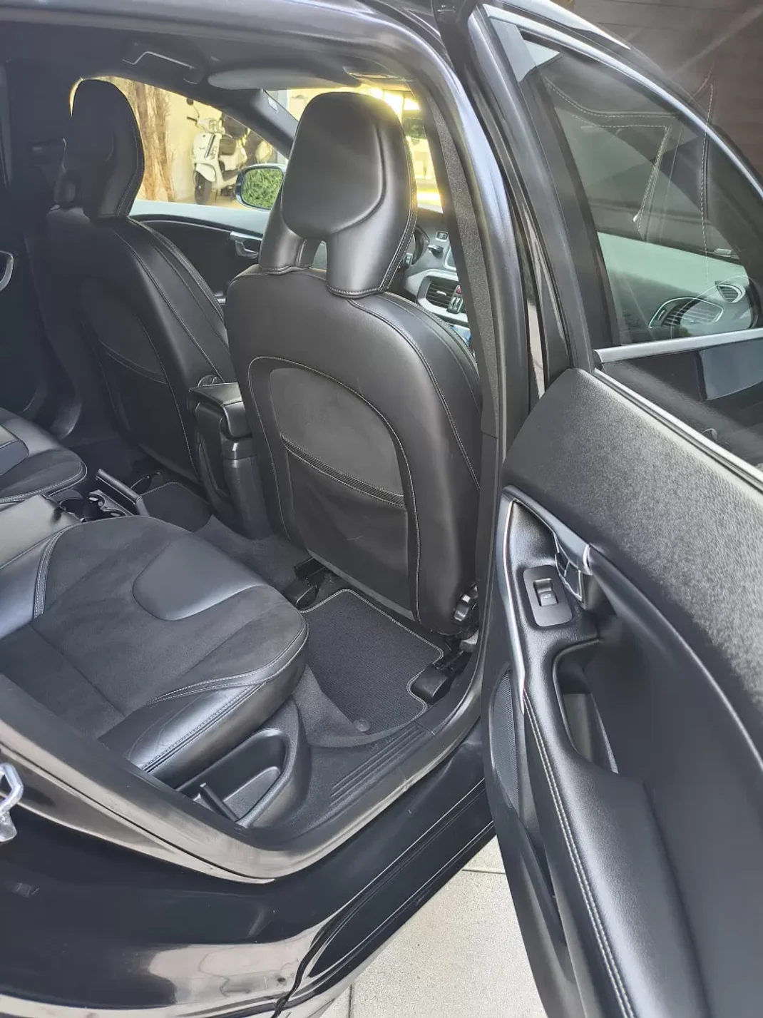 Volvo V40 2015 - 13900 EUR, 181000 km - AUTO.MOTO.pt - 181000km - foto 21 de 28