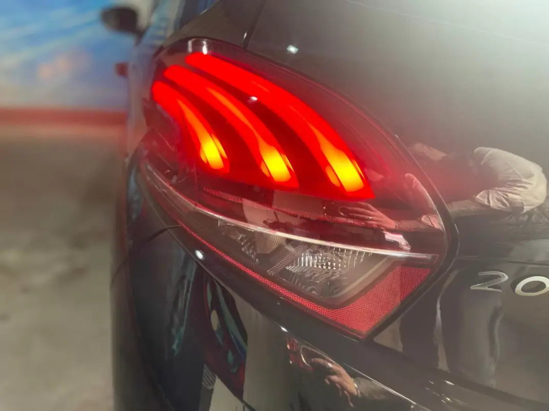 Peugeot 208 2018 - 8899 EUR, 106000 km - AUTO.MOTO.pt - 106000km - foto 21 de 42