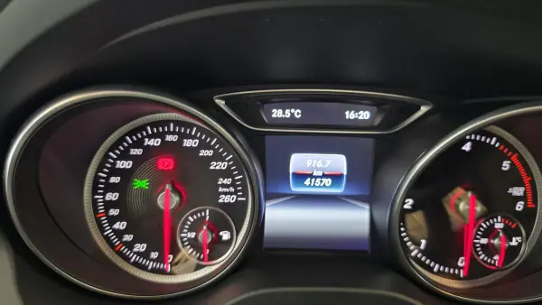 Mercedes-Benz GLA 180 2018 - 24900 EUR, 41570 km - 41570km - foto 39 de 52