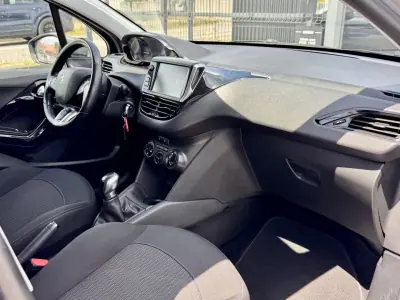 Peugeot 208 2019 - 11990 EUR, 53000 km - AUTO.MOTO.pt - 53000km - foto 9 de 19