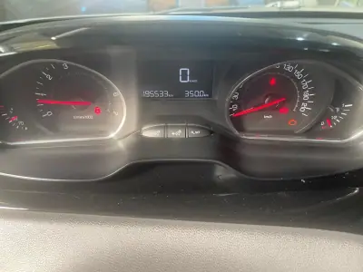 Peugeot 208 2013 - 6999 EUR, 195000 km - AUTO.MOTO.pt - 195000km - foto 30 de 35