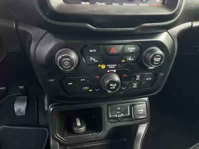 Jeep Renegade 2019 - 15500 EUR, 106977 km - AUTO.MOTO.pt - 106977km - foto 24 de 39