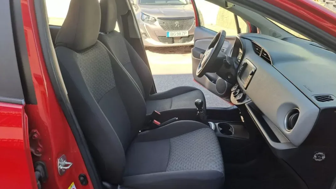 Toyota Yaris 2014 - 11890 EUR, 90525 km - AUTO.MOTO.pt - 90525km - foto 26 de 39