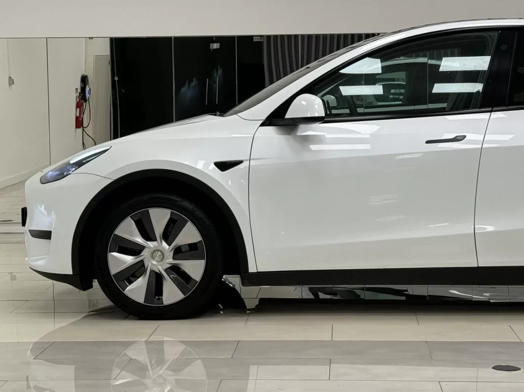 Tesla Model Y 2022 - 34890 EUR, 49800 km - AUTO.MOTO.pt - 49800km - foto 10 de 32