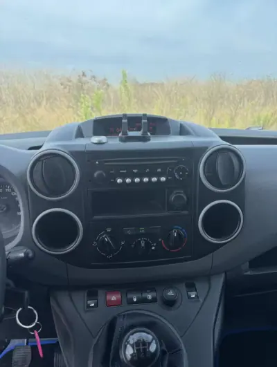 Peugeot Partner 2015 - 8900 EUR, 229000 km - AUTO.MOTO.pt - 229000km - foto 5 de 7