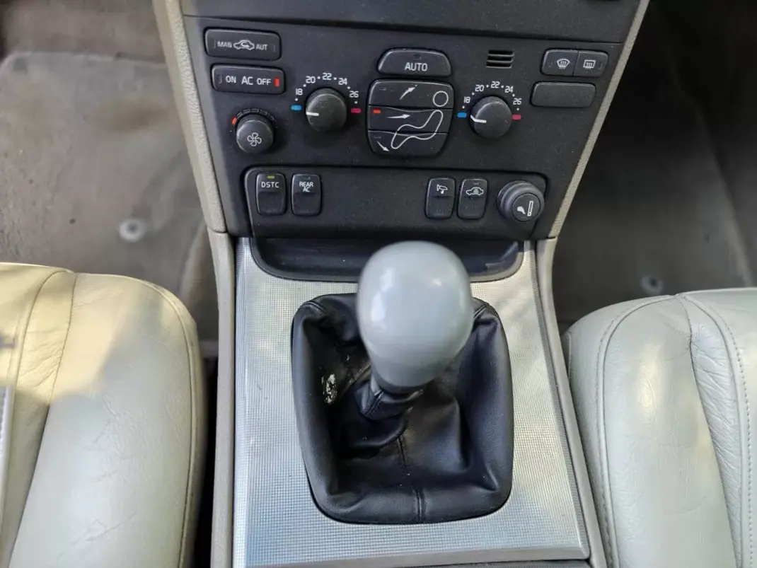 Volvo XC 90 2005 - 8490 EUR, 243750 km - AUTO.MOTO.pt - 243750km - foto 34 de 35