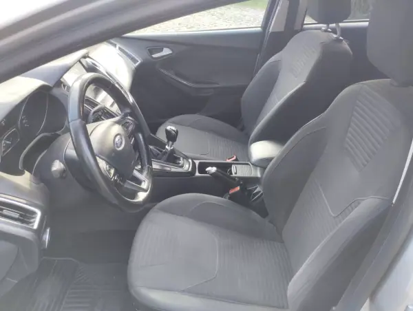 Ford Focus 2018 - 9999 EUR, 160000 km - AUTO.MOTO.pt - 160000km - foto 18 de 30